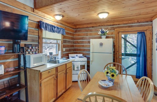 Taswell Cabina | Hansel & Gretel Cabin at White Oaks Cabins