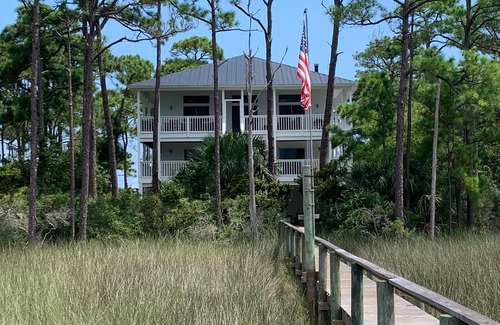 East End Apartamento | Happiness Bay: Saint George Island Waterfront Luxury