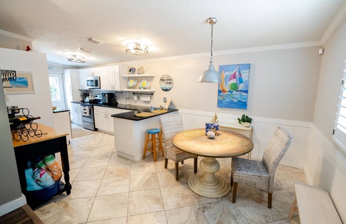 Crystal Beach Cabaña | Happy Camper Cottage - Cozy Oasis with Outdoor Hot Tub