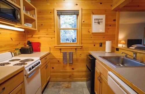 Mazama Cabina | Happy Pines 2BR Cabin w/ King & Twin Beds