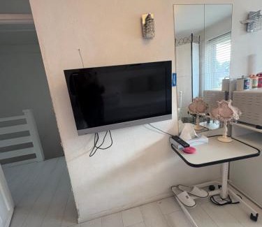 Anerley Casa | Happy Place with kitchenette- female only
