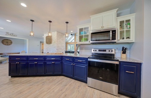 Glenwood Casa | Happy Times on the Caddo: Sleeps 8 + Hot Tub!