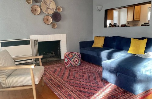 Alamitos Beach Casa | Happynest! Cozy beach bungalow walking distance to restaurants and the beach