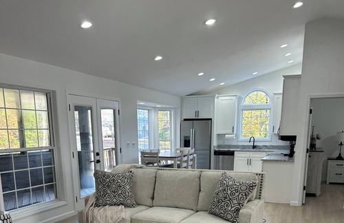 Jamestown Cabina | Harbor Hideaway- a lakeside getaway at Lake Cumberland in Jamestown- 5 bedrooms