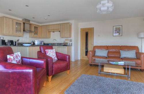 West Bay Cabaña | HARBOUR VIEW, family friendly, country holiday cottage in West Bay