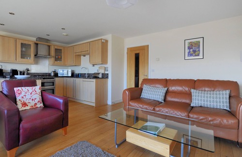 West Bay Cabaña | HARBOUR VIEW, family friendly, country holiday cottage in West Bay