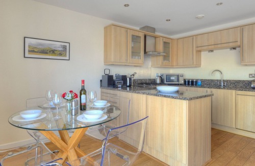 West Bay Cabaña | HARBOUR VIEW, family friendly, country holiday cottage in West Bay
