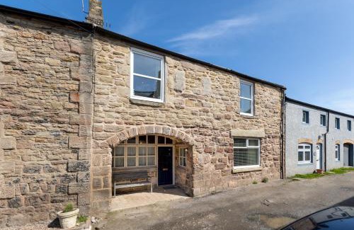 Seahouses Casa | Harbour Way Cottage by Coast & Country Stays