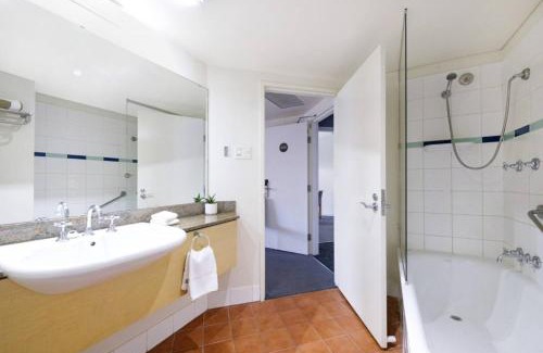 Darwin City Centre Apartamento | Harbourfront Magic in Two Separate Seaview Apartments