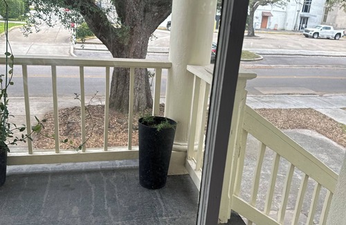 Chalmette Casa | Hardwood floors, Marble, newly renovated Wifi &AC 10 mins to Nola