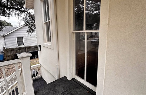 Chalmette Casa | Hardwood floors, Marble, newly renovated Wifi &AC 10 mins to Nola