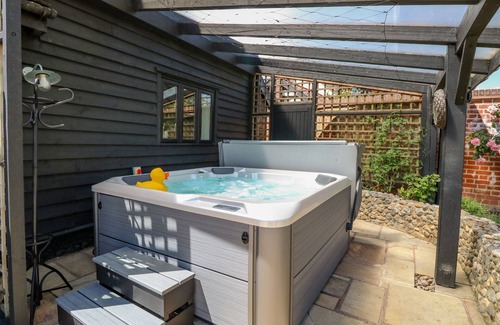 Carleton Rode Cabaña | HARGATE FARM BARN, pet friendly, with hot tub in Old Buckenham