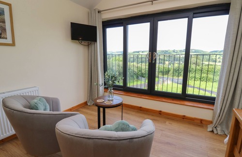 Presteigne Cabaña | HARP MEADOW, family friendly, with hot tub in Presteigne