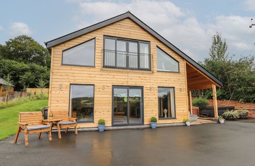 Presteigne Cabaña | HARP MEADOW, family friendly, with hot tub in Presteigne