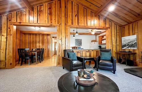 Shirley Cabina | Harpers Cove Hideaway- Quiet Greers Ferry Lakefront Cabin.