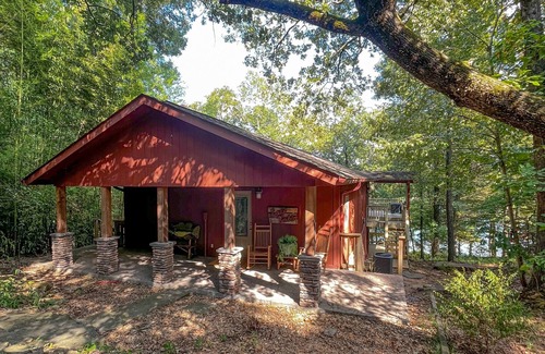 Shirley Cabina | Harpers Cove Hideaway- Quiet Greers Ferry Lakefront Cabin.