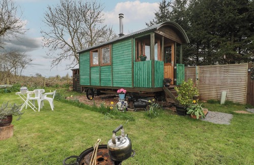 Kingston St Mary Cabaña | HARRI'S HUT, pet friendly, with open fire in Bishop's Lydeard