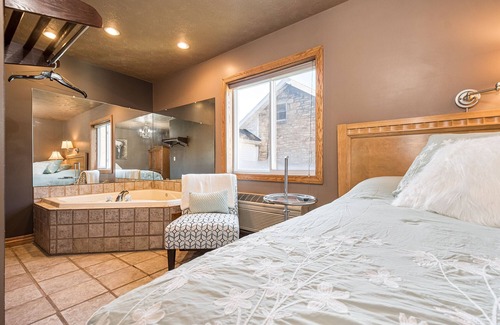 Farmington Hotel | Harriet Tubman | Jacuzzi Tub Historic Inn Room