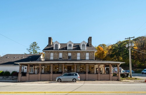 Farmington Hotel | Harriet Tubman | Jacuzzi Tub Historic Inn Room
