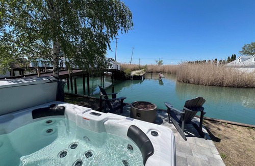Harsens Island Casa | Harsens Island Home Sleeps 12 with Freighter Views and Hot Tub