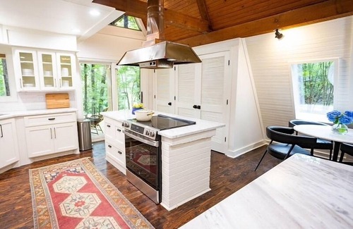 Oxford Casa | Hart A-Frame❤️Luxury Treehouse Cottage in the Woods, 1.5 Miles to Oxford Square!