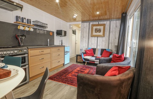 Staplefield Cabaña | HARVEST LODGE, pet friendly, with a garden in Bolney