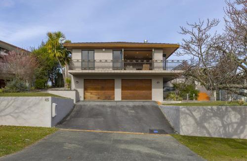 Waipahihi Casa | Harvey Lake House - stylish comfort with outdoor deck and lake views