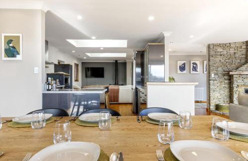 Waipahihi Casa | Harvey Lake House - stylish comfort with outdoor deck and lake views