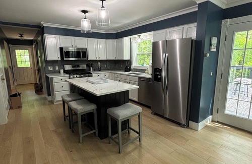 Harwich Center Casa | Harwich Home. Wychmere Beach club 1.6 mi away. Hot-tub year round, pet friendly.
