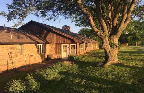 Ponca City Casa | HaT Ranch Lodge. Ubicado en un rancho de 1000 acres en el oeste del condado de Osage, OK