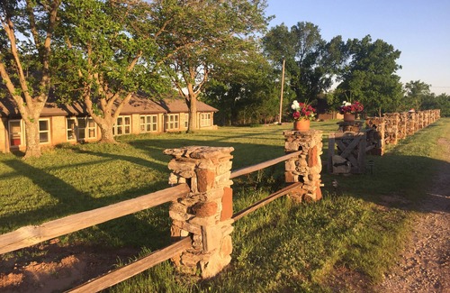 Ponca City Casa | HaT Ranch Lodge. Ubicado en un rancho de 1000 acres en el oeste del condado de Osage, OK
