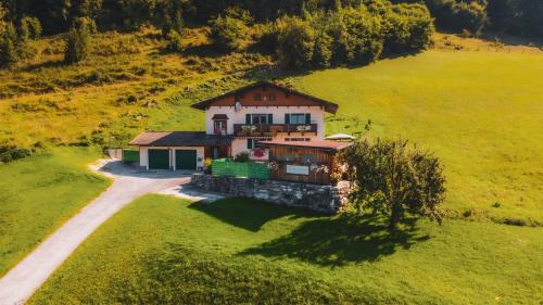 Pfarrwerfen Apartamento | Haus Biechl mit Blick auf die Burg Hohenwerfen