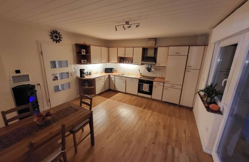 Dhron Casa | Haus mit Garten Direkt am Fluss mit Grillmöglichkeit, Terrasse und Viel Platz