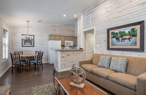 Conroe Condominio | Have Family Fun Outdoors in this 2BD condo with onsite resort activities