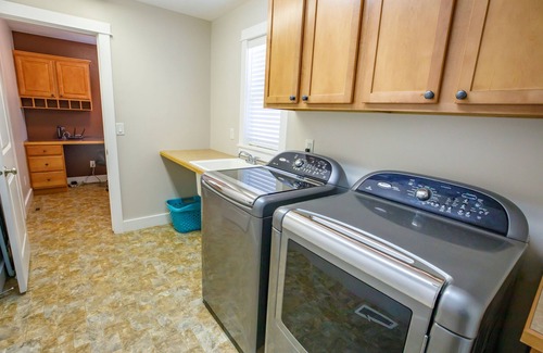 Meridian Casa | Haven House: Hot Tub, Walking Trails, Private Office