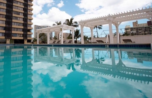 McCully - Moiliili Condominio | Hawaiian Monarch 805 Condo by RedAwning