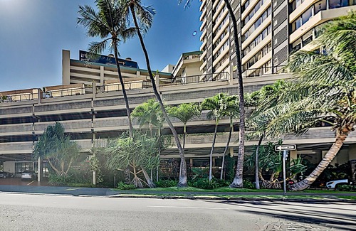 McCully - Moiliili Condominio | Hawaiian Monarch 805 Condo by RedAwning