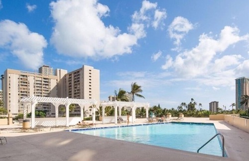 McCully - Moiliili Condominio | Hawaiian Monarch 805 Condo by RedAwning