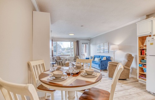 Neskowin Condominio | Hawk Creek and Beach-View Condo Puts You Near Café, Steps from Neskowin Beach!