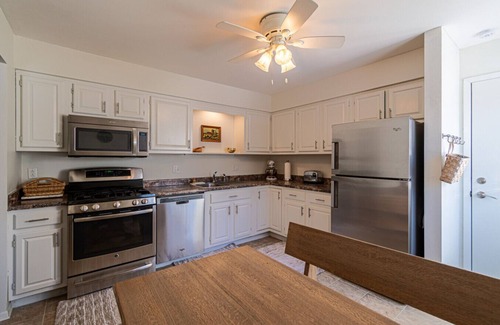 Iowa City Casa | Hawkeye Haven | Garage | 4 Bd 2 Ba| Sleeps 8