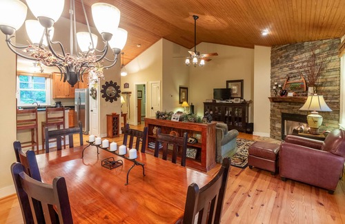 Bear Lake Reserve Cabina | Resort Home con acceso a Lake Club & Golf- ¡Home incluye clubes, flotadores, Cornhole y cañas de pescar!
