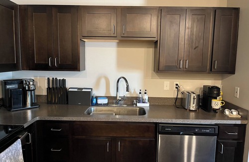 Oread Condominio | HawksNest - Cozy 1-bedroom condo with WiFi, AC in lovely Lawrence