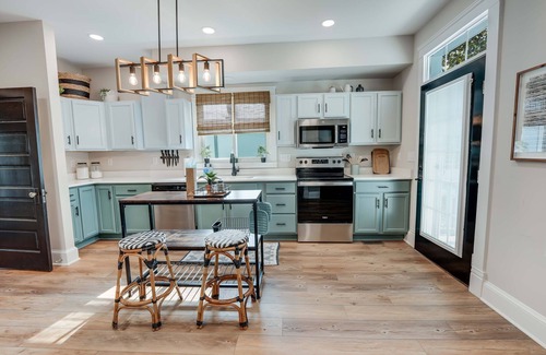 Colonial Beach Casa | Hawthorn House Remodeled 3BR Walk to Town!