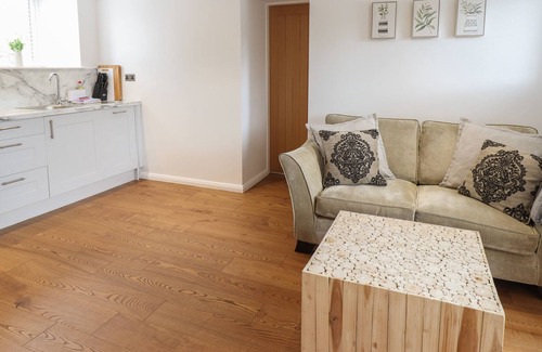 Henryd Cabaña | HAY COTTAGE, romantic, character holiday cottage in Conwy