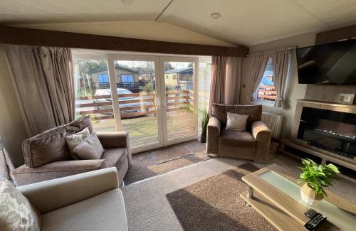 Morpeth Cabina | Hazel Oaks, Beautiful Lodge with Hot Tub - Sleeps 6 - Felmoor Park