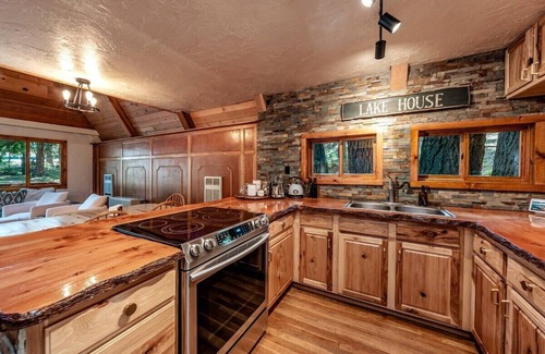 Sierra Cedars Cabina | HB Hideaway ~ Boho Treehouse Vibes in the Pines