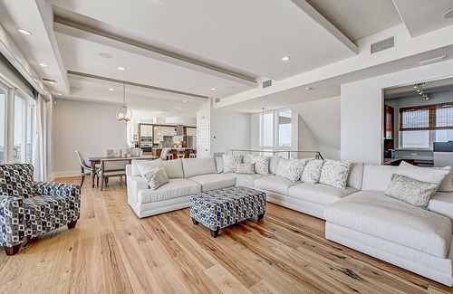 Crescent Beach Casa | Headline