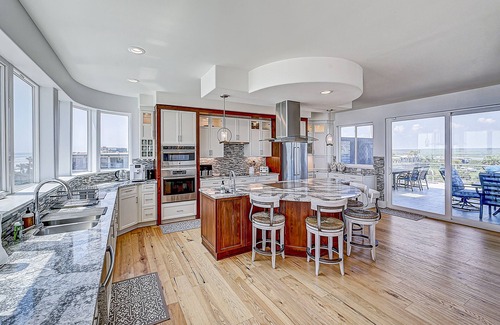 Crescent Beach Casa | Headline