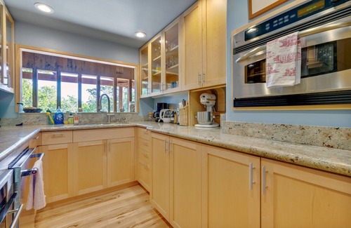 Healdsburg Casa | Healdsburg Home with Magnificent Vineyard View by RedAwning