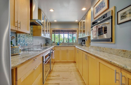 Healdsburg Casa | Healdsburg Home with Magnificent Vineyard View by RedAwning